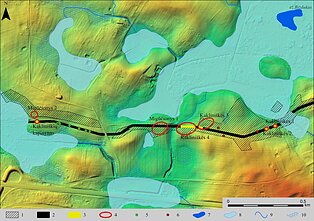 35 pav. Kakliniškių 1–4, Migūčionių 1–2 archeologinių vietovių ir Kakliniškių kapinyno topografija ir atlikti tyrimai: 1 – vizualiniai paviršiaus žvalgymai; 2 – mechanizuoti žvalgymai; 3 – detalieji tyrimai; 4 – archeologinės vietovės; 5 – pavieniai įgilinti objektai; 6 – pavieniai titnago radiniai; 7 – dabartiniai ežerai; 8 – užakę ežerai; 9 – dabartiniai ir sunykę upeliai; 10 – iki melioracijos buvusios pelkės vietos. Reljefo pagrindas sukurtas pagal LiDAR duomenis (SEŽP_0,5LT © Nacionalinė žemės tarnyba prie Aplinkos ministerijos, 2009–2010).