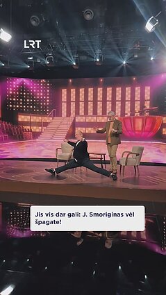 LRT šimtmečio proga Smoriginas demonstruoja špagatą