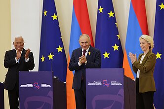 Europos Vadovų Tarybos pirmininkas Antonio Costa, Armėnijos premjeras Nikolas Pašinianas ir Europos Komisijos pirmininkė Ursula von der Leyen Europos Vadovų Tarybos pirmininkas Antonio Costa, Armėnijos premjeras Nikolas Pašinianas ir Europos Komisijos pirmininkė Ursula von der Leyen