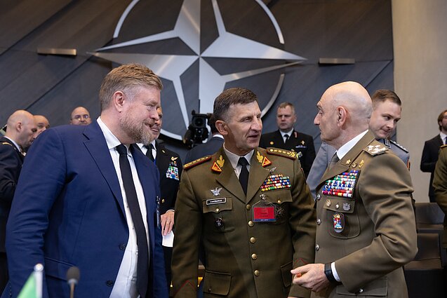 Raimundas Vaikšnoras (centre)