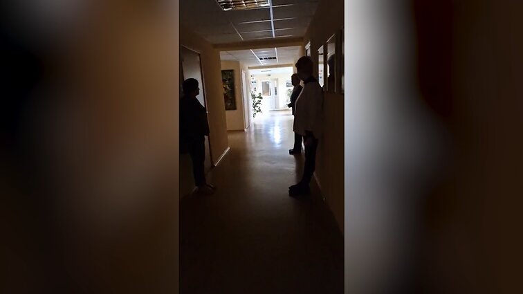 Žmonės slepiasi priedangose Ignalinos mokykloje Žmonės slepiasi priedangose Ignalinos mokykloje