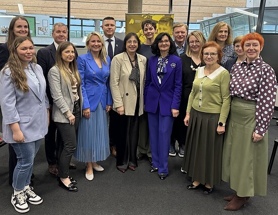 Londone švietimo ministrė susisitiko su JK lituanistinių mokyklų vadovais ir jaunimu Londone švietimo ministrė susisitiko su JK lituanistinių mokyklų vadovais ir jaunimu