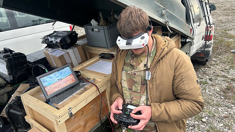 Ukrainai įgyjant bepiločių pranašumą, kariai treniruojasi rengdami dronų lenktynes
