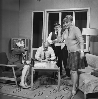 Iš kairės: Konstancija Bialopetravičienė, Petras Likša, Algirdas Šemeškevičius, Jonas Čepaitis, režisierė Galina Dauguvietytė. 1969 m. 