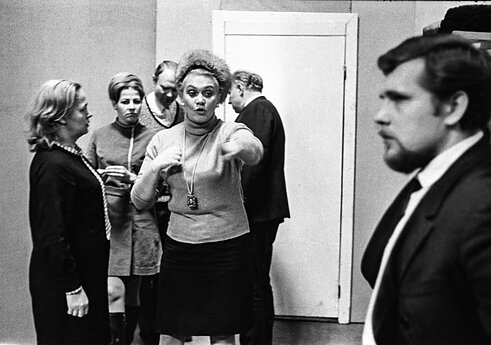 Priekyje režisierė, scenarijaus autorė Galina Dauguvietytė. Iš kairės: Konstancija Bialopetravičienė, Irena Lukoševičienė, Bronius Talačka, Petras Likša. 1969 m. 