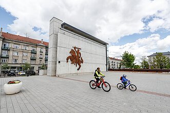Prisikėlimo aikštėje esančiame keturių aukštų statinyje įrengta apžvalgos aikštelė Prisikėlimo aikštėje esančiame keturių aukštų statinyje įrengta apžvalgos aikštelė