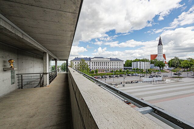 Prisikėlimo aikštėje esančiame keturių aukštų statinyje įrengta apžvalgos aikštelė Prisikėlimo aikštėje esančiame keturių aukštų statinyje įrengta apžvalgos aikštelė