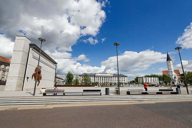 Prisikėlimo aikštėje esančiame keturių aukštų statinyje įrengta apžvalgos aikštelė Prisikėlimo aikštėje esančiame keturių aukštų statinyje įrengta apžvalgos aikštelė