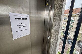 Prisikėlimo aikštėje esančiame keturių aukštų statinyje įrengta apžvalgos aikštelė Prisikėlimo aikštėje esančiame keturių aukštų statinyje įrengta apžvalgos aikštelė