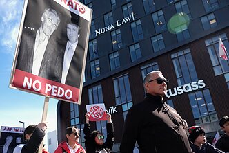 Grenlandiečiai surengė protestą prie naujo JAV konsulato biuro Grenlandiečiai surengė protestą prie naujo JAV konsulato biuro