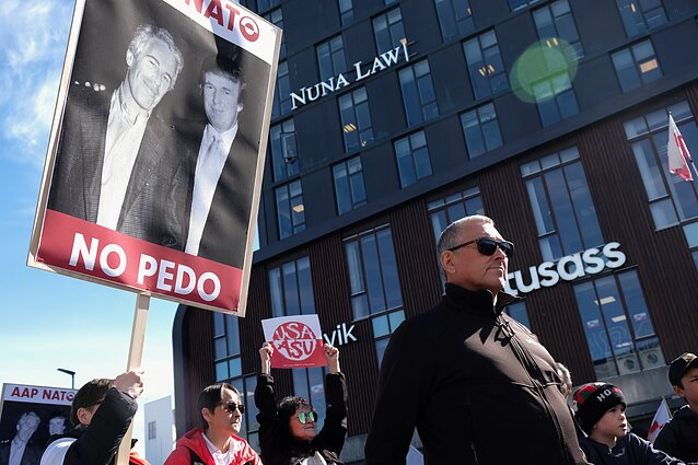 Grenlandiečiai surengė protestą prie naujo JAV konsulato biuro Grenlandiečiai surengė protestą prie naujo JAV konsulato biuro