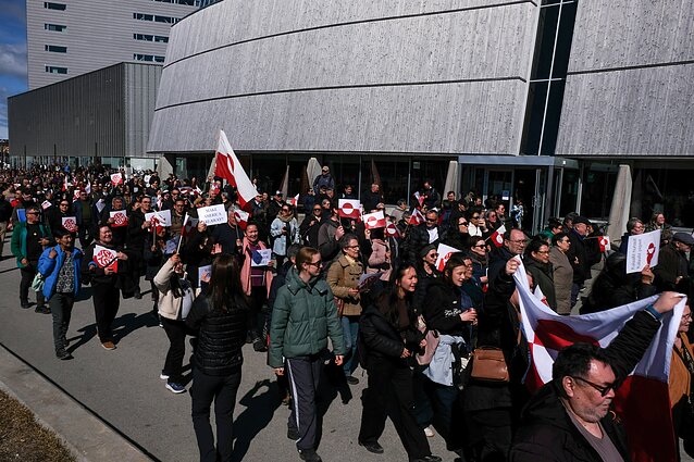 Grenlandiečiai surengė protestą prie naujo JAV konsulato biuro Grenlandiečiai surengė protestą prie naujo JAV konsulato biuro