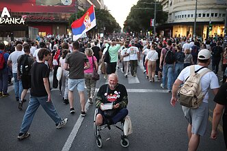 Reikalaudami rinkimų Serbijoje mitinguoja dešimtys tūkstančių žmonių Reikalaudami rinkimų Serbijoje mitinguoja dešimtys tūkstančių žmonių