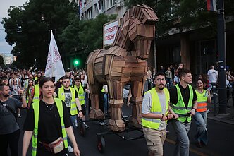 Reikalaudami rinkimų Serbijoje mitinguoja dešimtys tūkstančių žmonių