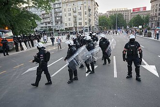 Reikalaudami rinkimų Serbijoje mitinguoja dešimtys tūkstančių žmonių Reikalaudami rinkimų Serbijoje mitinguoja dešimtys tūkstančių žmonių