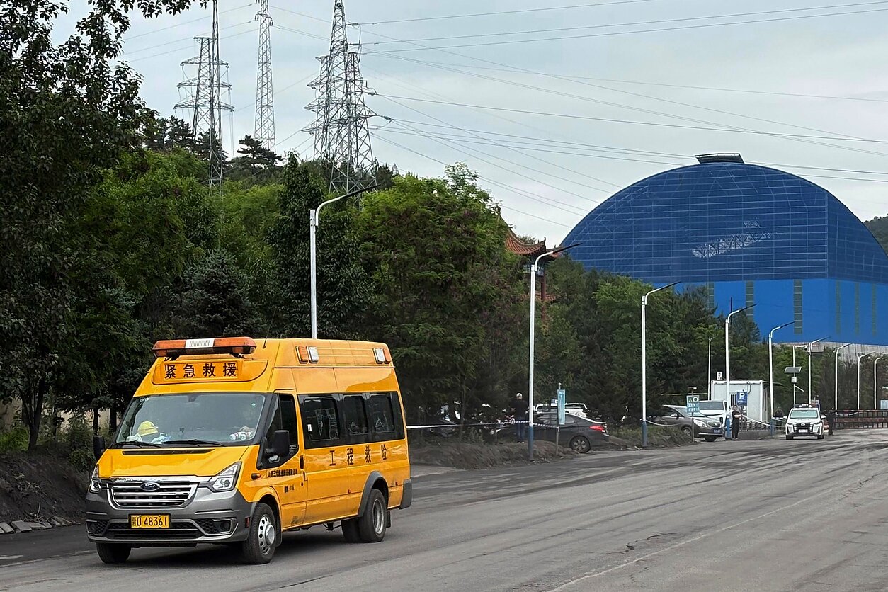 Po 82 gyvybes nusinešusio sprogimo kasykloje Kinijos gelbėtojai ieško dingusiųjų Po 82 gyvybes nusinešusio sprogimo kasykloje Kinijos gelbėtojai ieško dingusiųjų