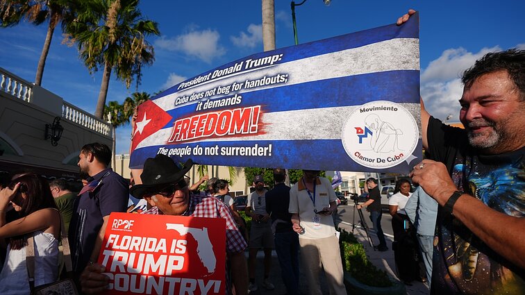 Trumpas spaudžia Kubą: Vašingtono grasinimus dalis žmonių pasitiko prie ambasados