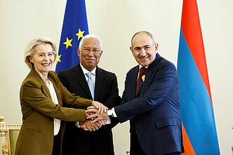 Н. Пашинян (справа) с Н. Кошту и У. фон дер Ляйен Н. Пашинян (справа) с Н. Кошту и У. фон дер Ляйен