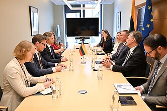 Kęstutis Budrys pirmadienį susitiko su Lietuvoje viešinčiais Jungtinių Amerikos Valstijų (JAV) Kongreso nariais Donu Baconu ir Edu Case‘u