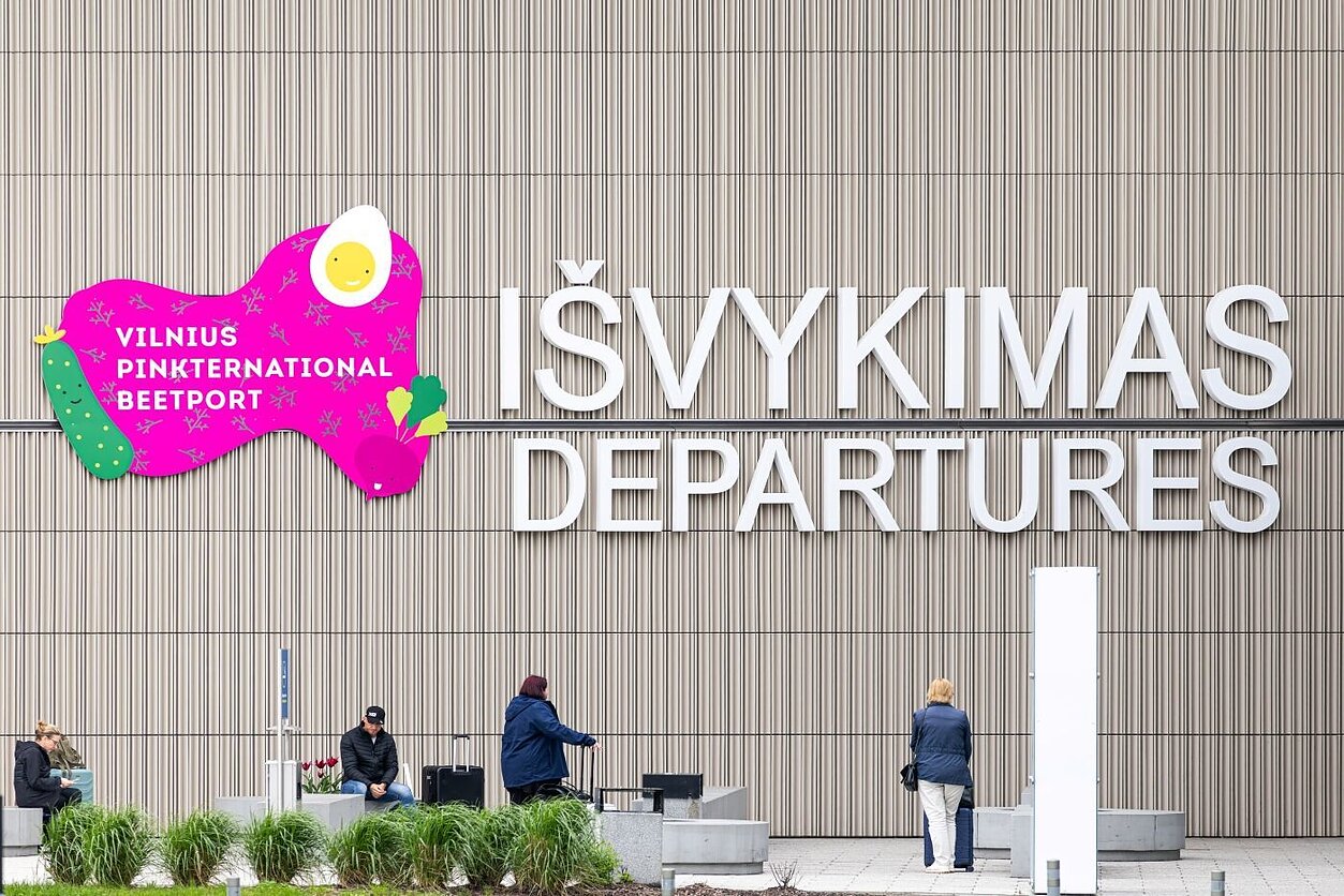 Vilniaus oro uostas šaltibarščių festivaliui tapo „Vilnius Pinkternational Beetport“ Vilniaus oro uostas šaltibarščių festivaliui tapo „Vilnius Pinkternational Beetport“