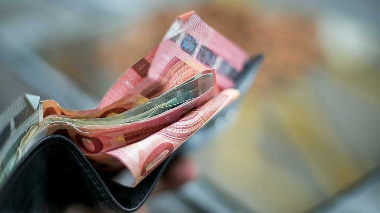Apklausa: atsiėmę antrosios pakopos lėšas žmonės jas leistų baldams ir buitinei technikai