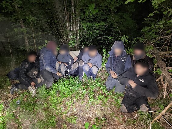 Pasieniečiai apgręžė 38 migrantus, į Lietuvą iš Baltarusijos patekusius požeminiu urvu Pasieniečiai apgręžė 38 migrantus, į Lietuvą iš Baltarusijos patekusius požeminiu urvu