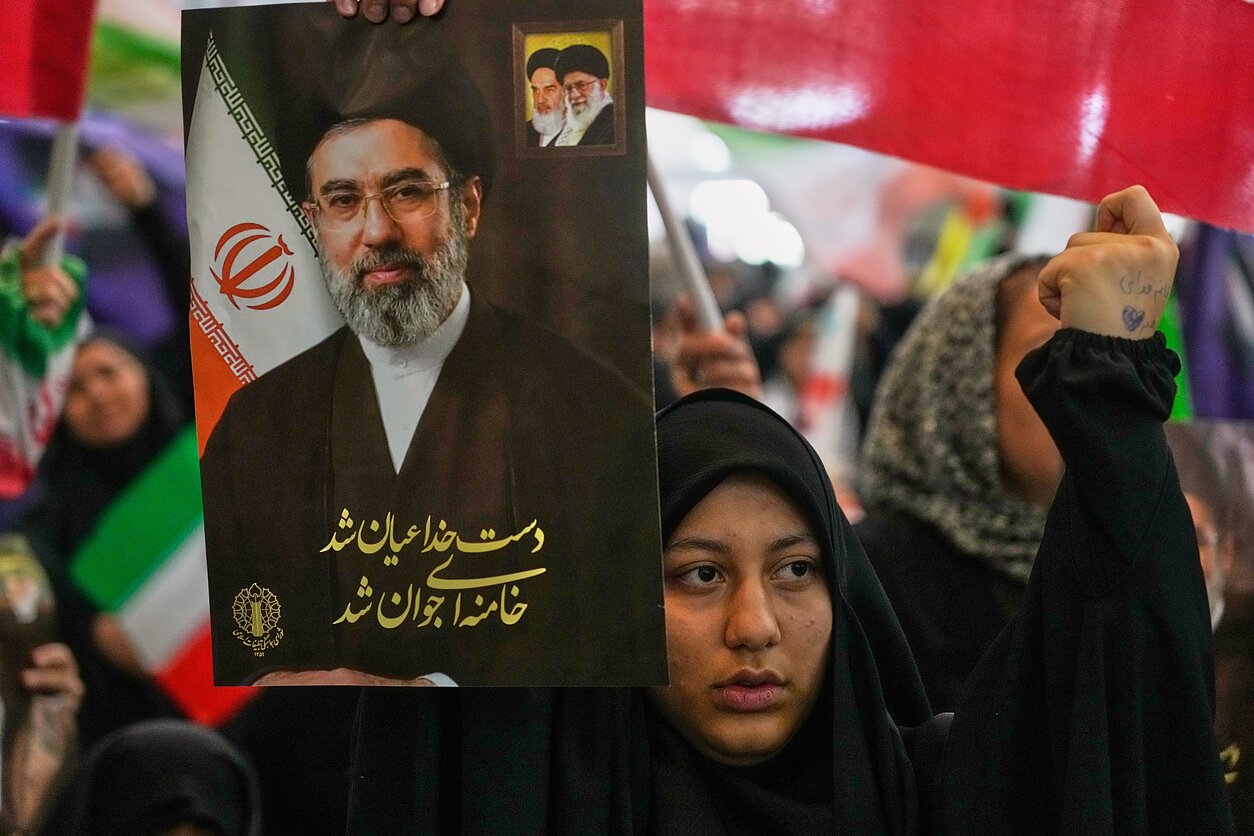 Moteris laiko Mojtabos Khamenei atvaizdą Moteris laiko Mojtabos Khamenei atvaizdą