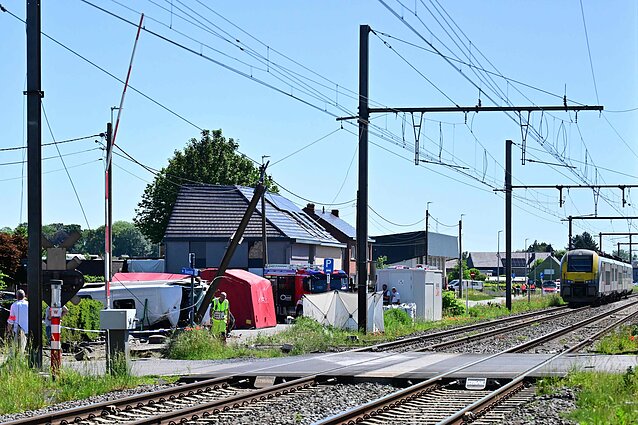 Belgijoje traukinys rėžėsi į mokyklinį autobusą Belgijoje traukinys rėžėsi į mokyklinį autobusą