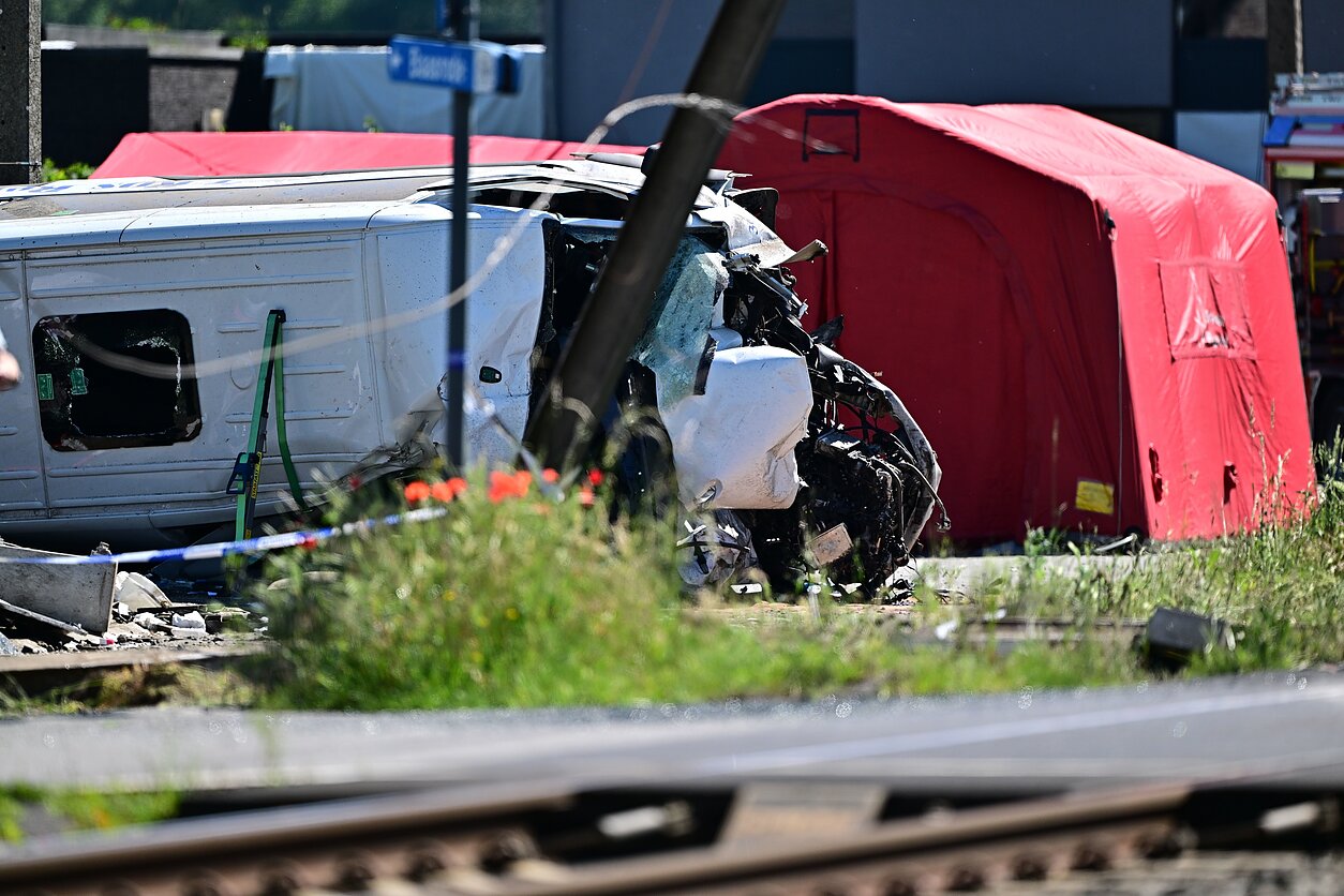 Belgijoje traukinys rėžėsi į mokyklinį autobusą Belgijoje traukinys rėžėsi į mokyklinį autobusą