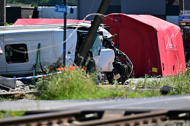Belgijoje traukinys rėžėsi į mokyklinį autobusą Belgijoje traukinys rėžėsi į mokyklinį autobusą