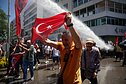 Turkijos Izmiro mieste policija panaudojo vandens patrankas prieš demonstrantus, protestavusius prieš didžiausios opozicinės partijos vadovybės nušalinimą
