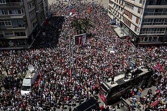 Turkijos Izmiro mieste policija panaudojo vandens patrankas prieš demonstrantus, protestavusius prieš didžiausios opozicinės partijos vadovybės nušalinimą Turkijos Izmiro mieste policija panaudojo vandens patrankas prieš demonstrantus, protestavusius prieš didžiausios opozicinės partijos vadovybės nušalinimą