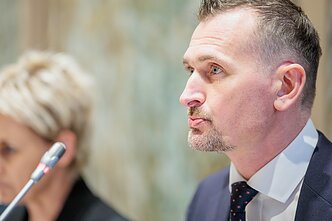 Spaudos konferencija, skirta pristatyti naujas teisėsaugos priemones kovai su sukčiais. Spaudos konferencija, skirta pristatyti naujas teisėsaugos priemones kovai su sukčiais.