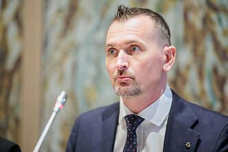 Spaudos konferencija, skirta pristatyti naujas teisėsaugos priemones kovai su sukčiais. Spaudos konferencija, skirta pristatyti naujas teisėsaugos priemones kovai su sukčiais.