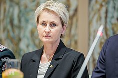 Spaudos konferencija, skirta pristatyti naujas teisėsaugos priemones kovai su sukčiais. Spaudos konferencija, skirta pristatyti naujas teisėsaugos priemones kovai su sukčiais.