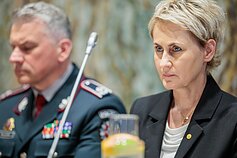 Spaudos konferencija, skirta pristatyti naujas teisėsaugos priemones kovai su sukčiais. Spaudos konferencija, skirta pristatyti naujas teisėsaugos priemones kovai su sukčiais.