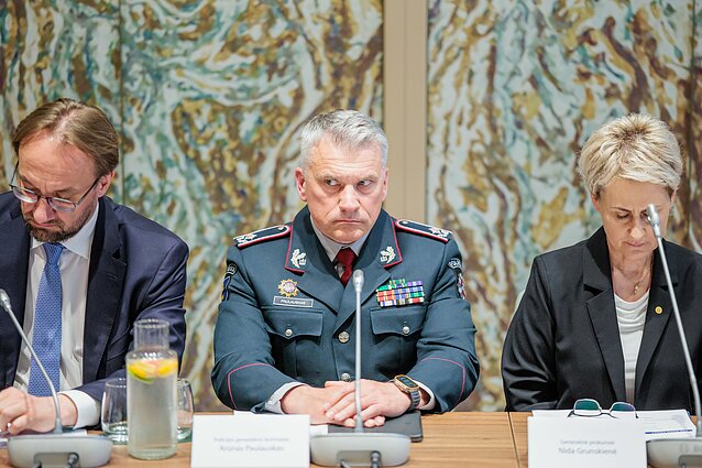 Spaudos konferencija, skirta pristatyti naujas teisėsaugos priemones kovai su sukčiais. Spaudos konferencija, skirta pristatyti naujas teisėsaugos priemones kovai su sukčiais.