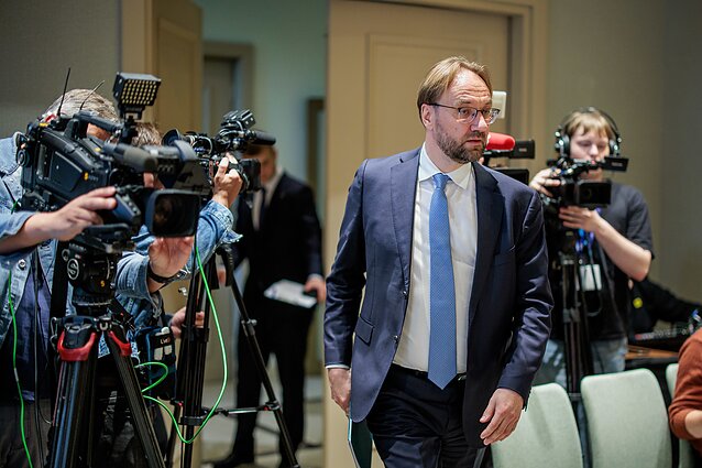 Spaudos konferencija, skirta pristatyti naujas teisėsaugos priemones kovai su sukčiais. Spaudos konferencija, skirta pristatyti naujas teisėsaugos priemones kovai su sukčiais.