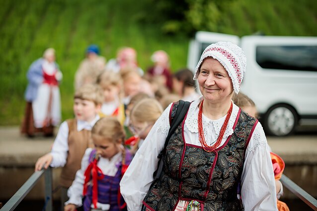 Nerimi plaukę ansambliai paskelbė folkloro festivalio „Skamba skamba kankliai“ pradžią Nerimi plaukę ansambliai paskelbė folkloro festivalio „Skamba skamba kankliai“ pradžią