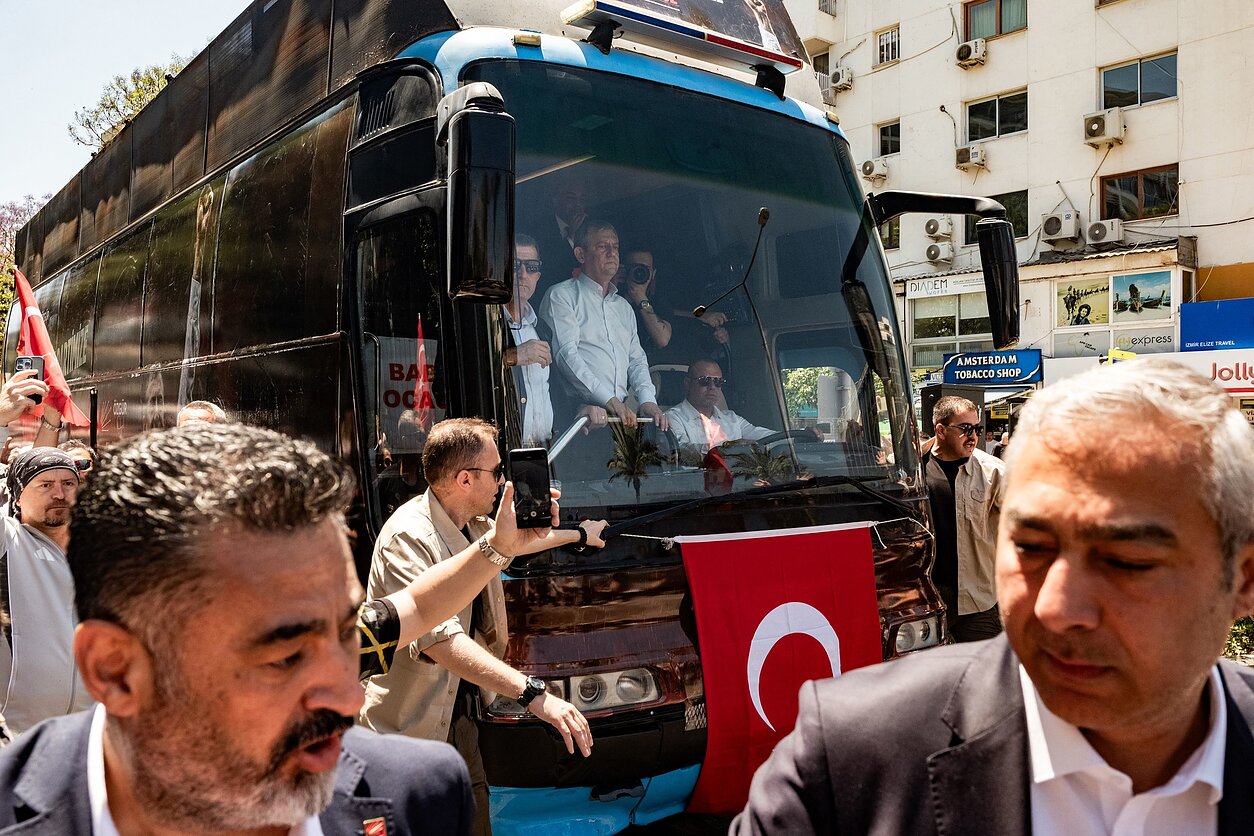 Turkijoje policija ašarinėmis dujomis išvaikė opozicijos protestą Turkijoje policija ašarinėmis dujomis išvaikė opozicijos protestą