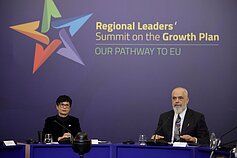 ES plėtros komisarė ir Albanijos ministras pirmininkas Edi Rama ES plėtros komisarė ir Albanijos ministras pirmininkas Edi Rama