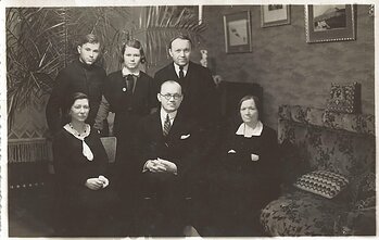Diplomatas Petras Klimas svečiuojasi brolio Sergijaus Klimo bute Kaune. Iš kairės sėdi: Konstancija Klimienė, P. Klimas, Elena Klimienė. Iš kairės stovi: Gediminas Klimas, Aldona Klimaitė. Kaunas, 20 a. 3 dešimtmetis. Diplomatas Petras Klimas svečiuojasi brolio Sergijaus Klimo bute Kaune. Iš kairės sėdi: Konstancija Klimienė, P. Klimas, Elena Klimienė. Iš kairės stovi: Gediminas Klimas, Aldona Klimaitė. Kaunas, 20 a. 3 dešimtmetis.