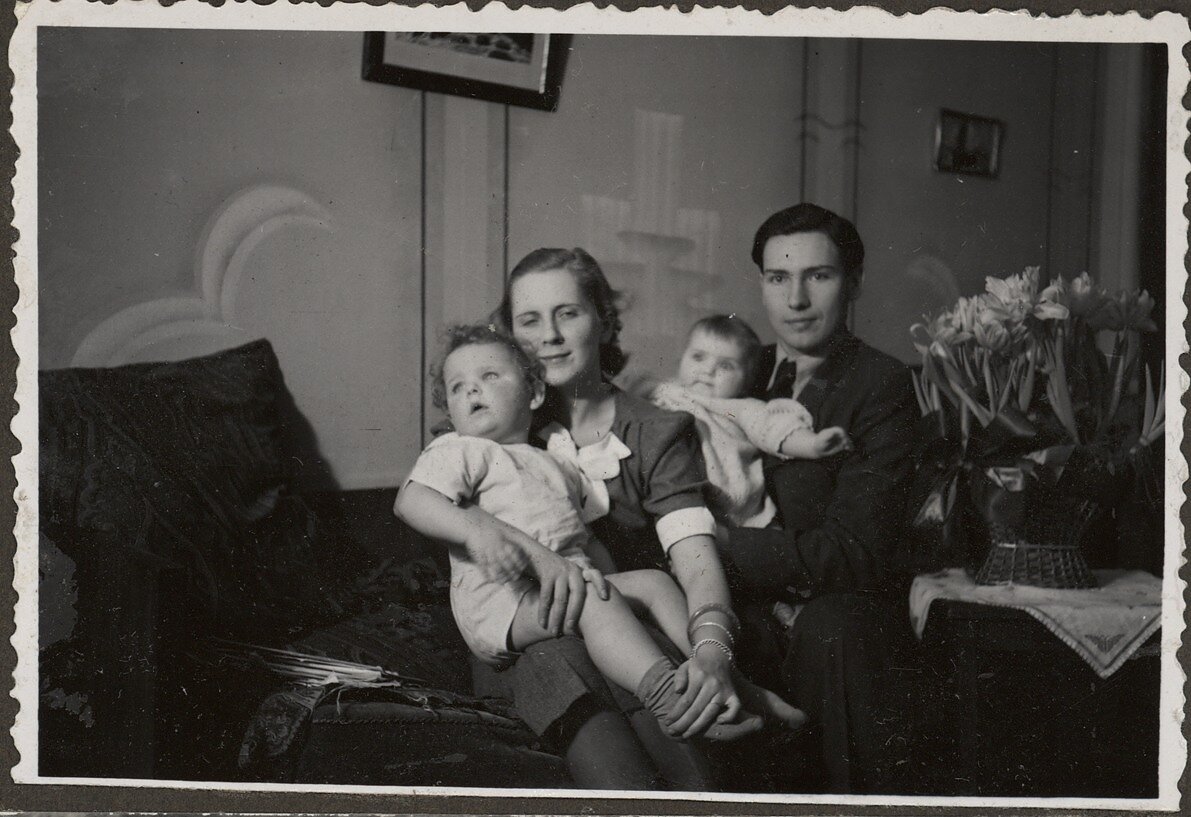 Ekonomistas Jonas Masiulis su dukra Silvija ir žmona Angelė Masiulienė su sūnumi Petru ant rankų savo namų salone Kaune Perkūno alėjoje, apie 1937 m. Ekonomistas Jonas Masiulis su dukra Silvija ir žmona Angelė Masiulienė su sūnumi Petru ant rankų savo namų salone Kaune Perkūno alėjoje, apie 1937 m.
