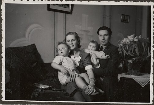 Ekonomistas Jonas Masiulis su dukra Silvija ir žmona Angelė Masiulienė su sūnumi Petru ant rankų savo namų salone Kaune Perkūno alėjoje, apie 1937 m.