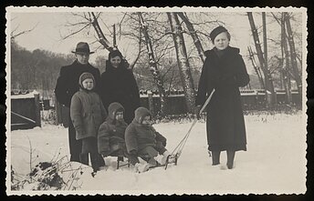 Vladas ir Kazimiera Litvinai kartu su vaikais Kazimieru, Vladislava ir Irena bei tarnaite Onute. Kaunas, 1938 m. vasario 24 d. Vladas ir Kazimiera Litvinai kartu su vaikais Kazimieru, Vladislava ir Irena bei tarnaite Onute. Kaunas, 1938 m. vasario 24 d.