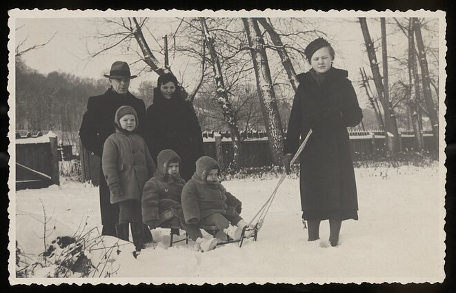 Vladas ir Kazimiera Litvinai kartu su vaikais Kazimieru, Vladislava ir Irena bei tarnaite Onute. Kaunas, 1938 m. vasario 24 d. Vladas ir Kazimiera Litvinai kartu su vaikais Kazimieru, Vladislava ir Irena bei tarnaite Onute. Kaunas, 1938 m. vasario 24 d.
