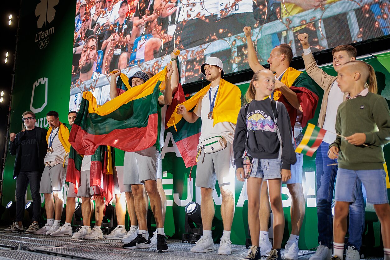 Vilniuje šventiškai pasitikta Lietuvos bronzinė 3x3 krepšinio rinktinė 2024 m. Vilniuje šventiškai pasitikta Lietuvos bronzinė 3x3 krepšinio rinktinė 2024 m.