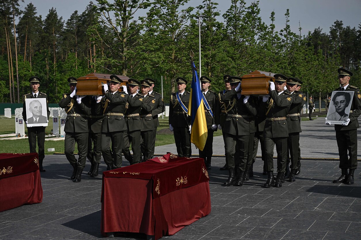 Ukrainos garbės sargybos kariai neša 1964 m. mirusio Andrijaus Melnyko karstą Ukrainos garbės sargybos kariai neša 1964 m. mirusio Andrijaus Melnyko karstą