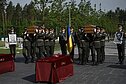 Ukrainos garbės sargybos kariai neša 1964 m. mirusio Andrijaus Melnyko karstą