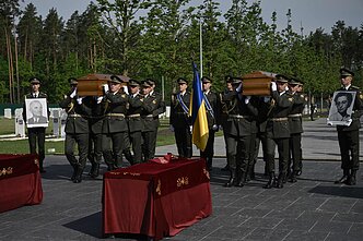 Ukrainos garbės sargybos kariai neša 1964 m. mirusio Andrijaus Melnyko karstą
